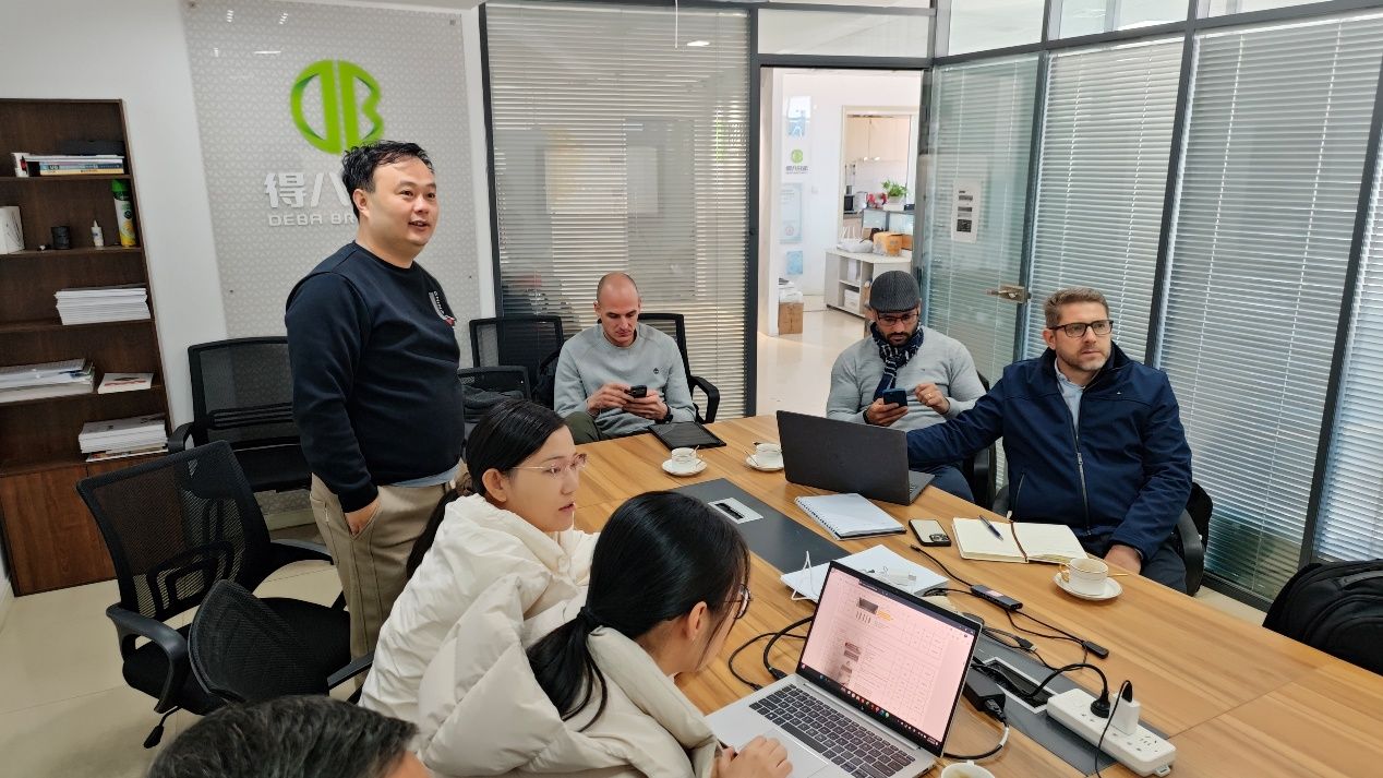 पराग्वेका ग्राहकहरू डेबा ब्रदर्सको भ्रमण गर्छन्, 12,000-साउ पिग फार्म योजना र उत्पादन शक्तिलाई उच्च रूपमा अनुमोदन गर्छन्